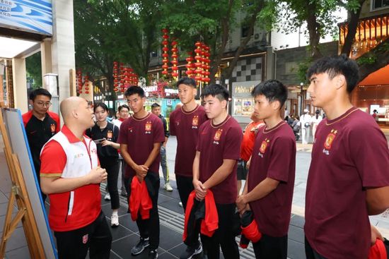 阿汤哥跳楼、爬飞机、掉崖、雪山坠机等惊险场面接连不断、刺激值爆表，将大场面玩出新高度